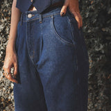 Calça Jeans Slouchy Cacau Azul Escuro Eco Denim™. Compre online moda sustentável e atemporal na Minimadeia. Roupas femininas estilosas, básicas e sustentáveis. Foto produto SET25 11