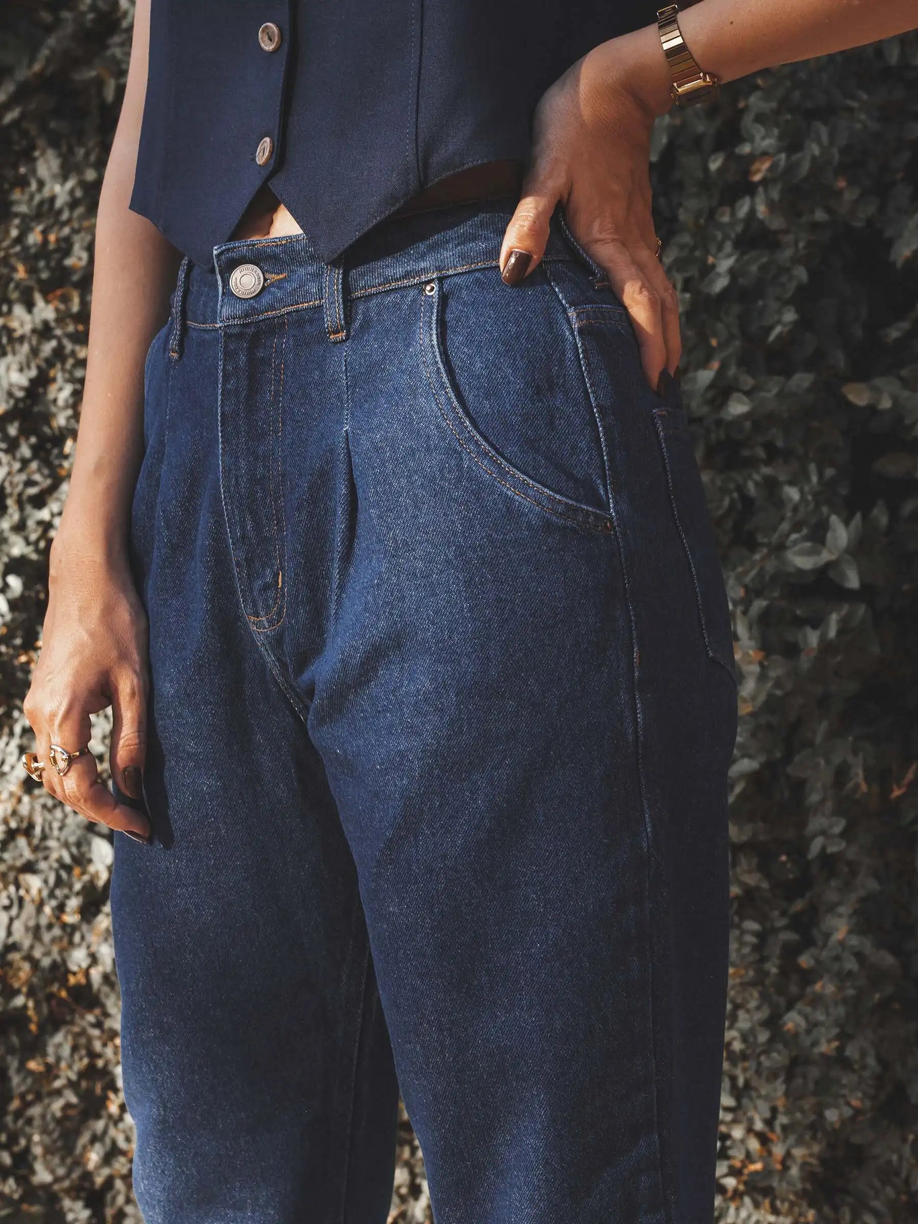 Calça Jeans Slouchy Cacau Azul Escuro Eco Denim™. Compre online moda sustentável e atemporal na Minimadeia. Roupas femininas estilosas, básicas e sustentáveis. Foto produto SET25 11