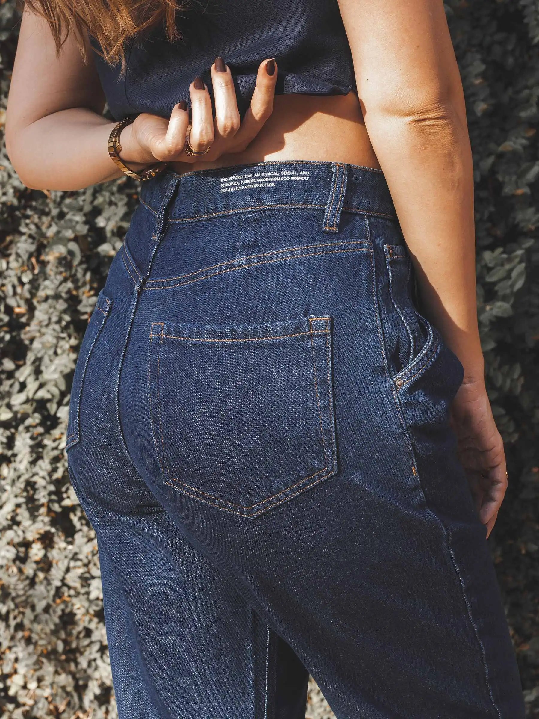 Calça Jeans Slouchy Cacau Azul Escuro Eco Denim™. Compre online moda sustentável e atemporal na Minimadeia. Roupas femininas estilosas, básicas e sustentáveis. Foto produto SET25 12