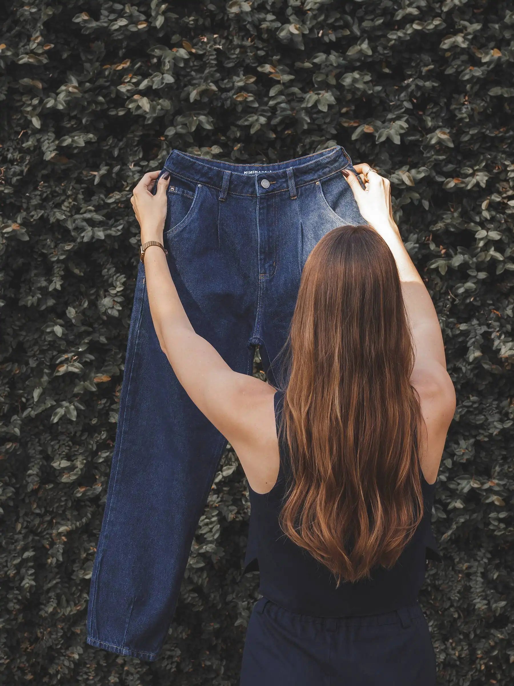 Calça Jeans Slouchy Cacau Azul Escuro Eco Denim™. Compre online moda sustentável e atemporal na Minimadeia. Roupas femininas estilosas, básicas e sustentáveis. Foto produto SET25 15