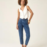 Calça Jeans Slouchy Cacau Azul Médio Eco Denim™. Compre online moda sustentável e atemporal na Minimadeia. Roupas femininas estilosas, básicas e sustentáveis. Foto produto ABR25 02
