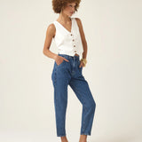 Calça Jeans Slouchy Cacau Azul Médio Eco Denim™. Compre online moda sustentável e atemporal na Minimadeia. Roupas femininas estilosas, básicas e sustentáveis. Foto produto ABR25 04