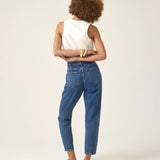 Calça Jeans Slouchy Cacau Azul Médio Eco Denim™. Compre online moda sustentável e atemporal na Minimadeia. Roupas femininas estilosas, básicas e sustentáveis. Foto produto ABR25 05