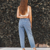 Calça Jeans Slouchy Cacau Azul Médio Eco Denim™. Compre online moda sustentável e atemporal na Minimadeia. Roupas femininas estilosas, básicas e sustentáveis. Foto produto 07