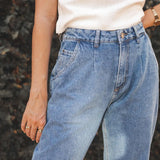 Calça Jeans Slouchy Cacau Azul Médio Eco Denim™. Compre online moda sustentável e atemporal na Minimadeia. Roupas femininas estilosas, básicas e sustentáveis. Foto produto 09