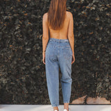 Calça Jeans Slouchy Cacau Azul Médio Eco Denim™. Compre online moda sustentável e atemporal na Minimadeia. Roupas femininas estilosas, básicas e sustentáveis. Foto produto 13