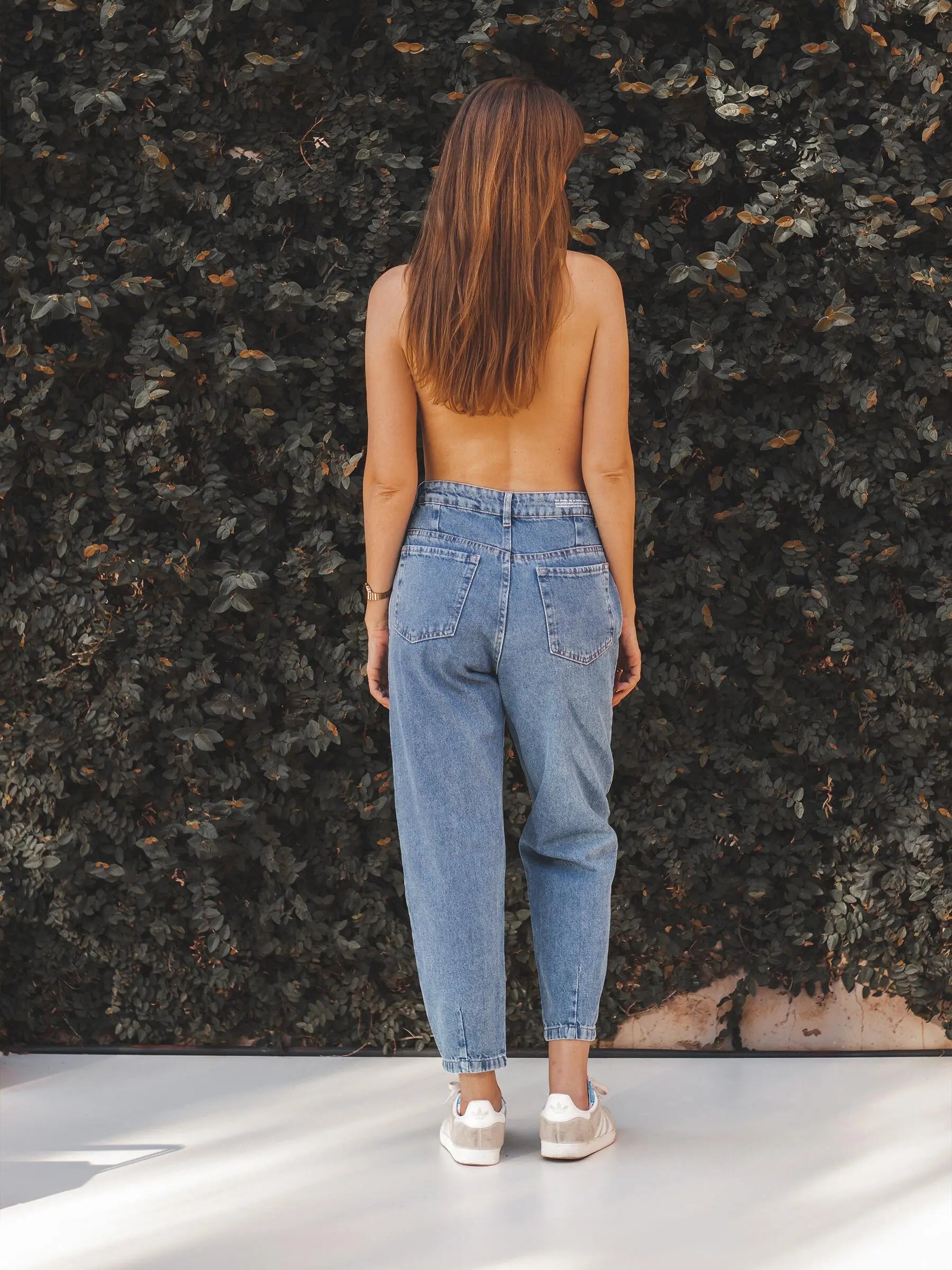 Calça Jeans Slouchy Cacau Azul Médio Eco Denim™. Compre online moda sustentável e atemporal na Minimadeia. Roupas femininas estilosas, básicas e sustentáveis. Foto produto 13