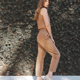 Calça Jeans Slouchy Cacau Marrom Claro Mocha Eco Denim™. Compre online moda sustentável e atemporal na Minimadeia. Roupas femininas estilosas, básicas e sustentáveis. Foto produto DEZ24 11