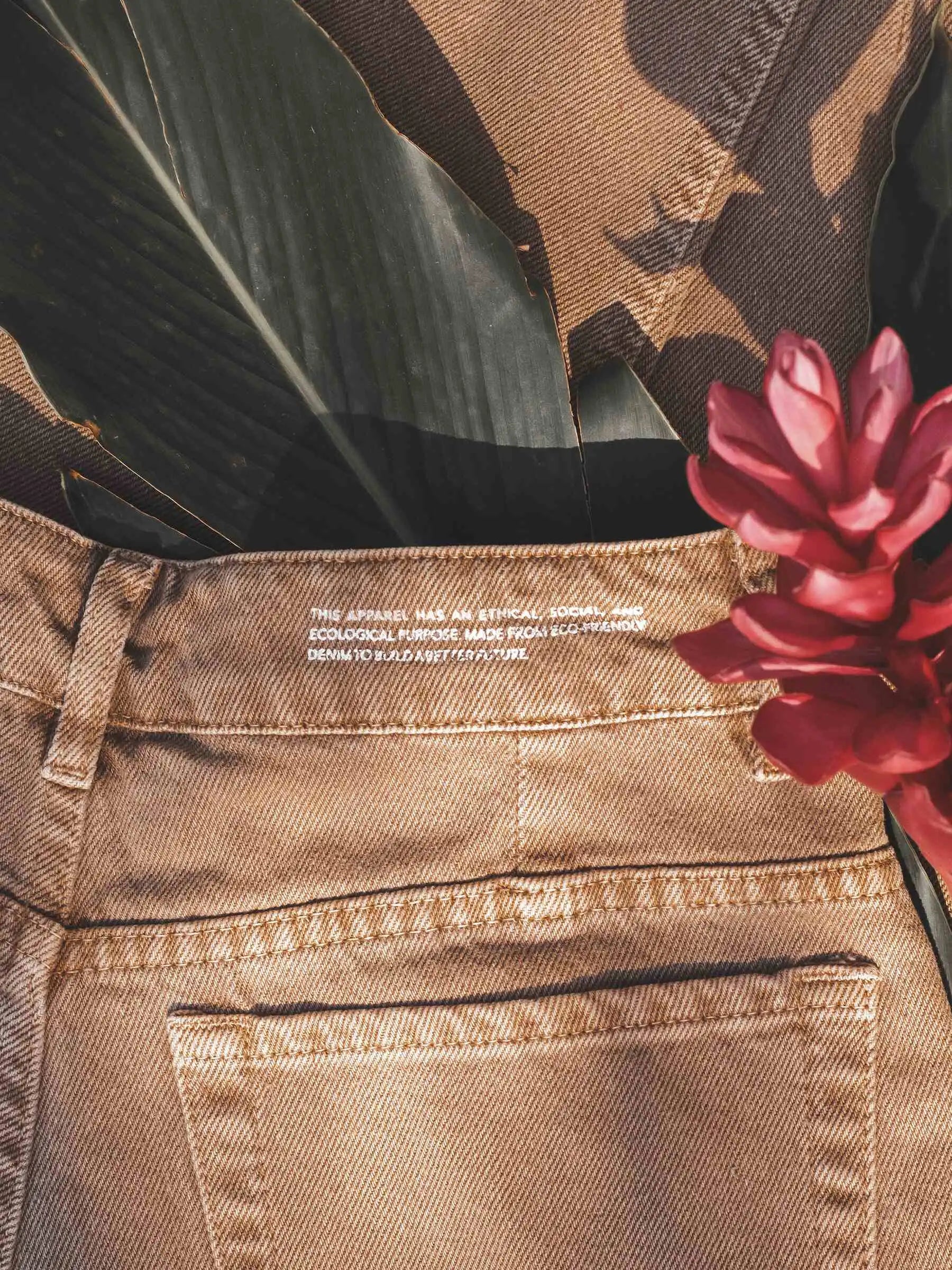 Calça Jeans Slouchy Cacau Marrom Claro Mocha Eco Denim™. Compre online moda sustentável e atemporal na Minimadeia. Roupas femininas estilosas, básicas e sustentáveis. Foto produto DEZ24 19