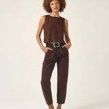 Calça Jeans Slouchy Cacau Marrom Escuro Café Eco Denim™. Compre online moda sustentável e atemporal na Minimadeia. Roupas femininas estilosas, básicas e sustentáveis. Foto produto ABR25 01