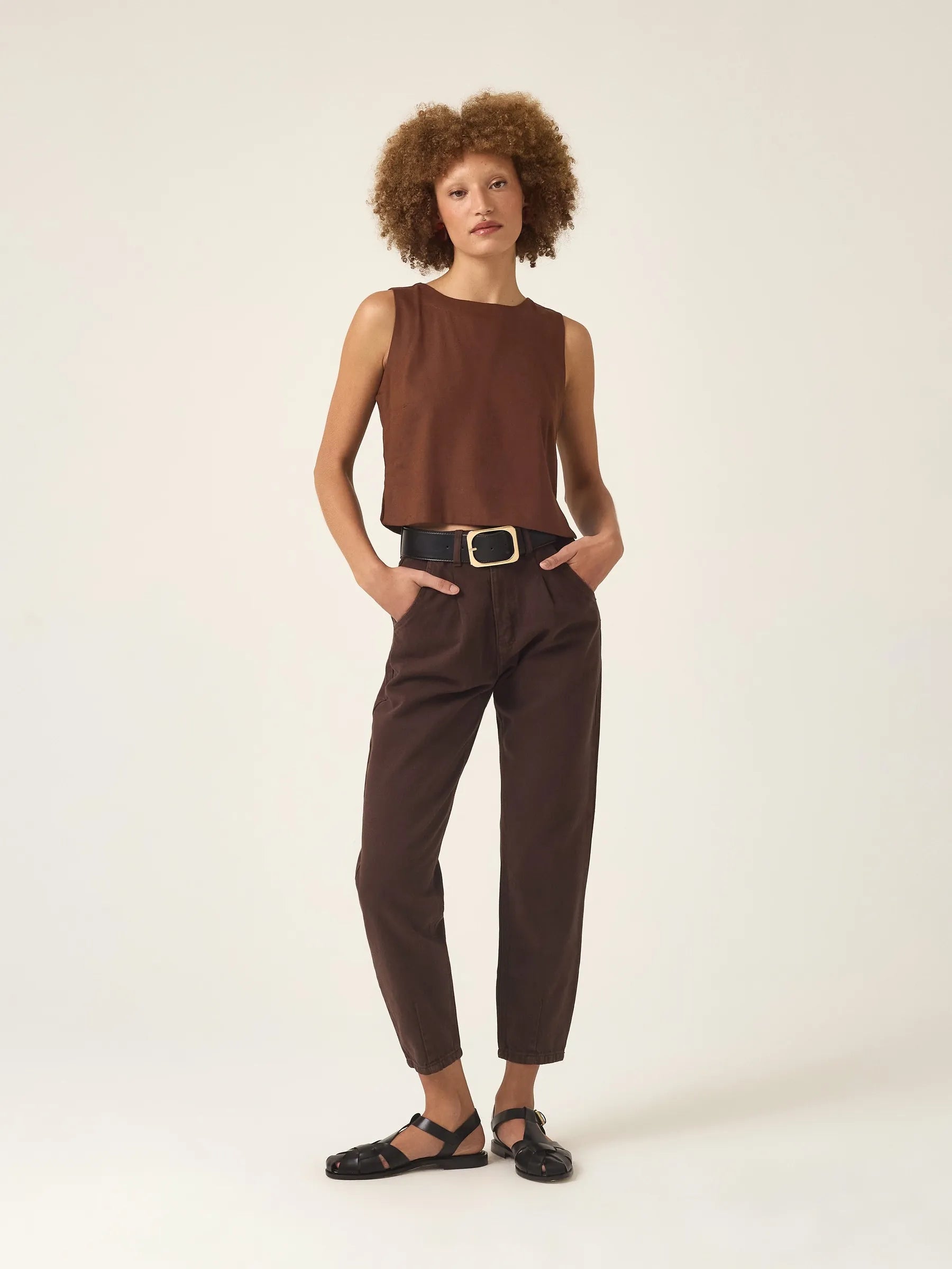 Calça Jeans Slouchy Cacau Marrom Escuro Café Eco Denim™. Compre online moda sustentável e atemporal na Minimadeia. Roupas femininas estilosas, básicas e sustentáveis. Foto produto ABR25 01B