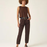 Calça Jeans Slouchy Cacau Marrom Escuro Café Eco Denim™. Compre online moda sustentável e atemporal na Minimadeia. Roupas femininas estilosas, básicas e sustentáveis. Foto produto ABR25 02