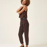 Calça Jeans Slouchy Cacau Marrom Escuro Café Eco Denim™. Compre online moda sustentável e atemporal na Minimadeia. Roupas femininas estilosas, básicas e sustentáveis. Foto produto ABR25 03