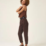 Calça Jeans Slouchy Cacau Marrom Escuro Café Eco Denim™. Compre online moda sustentável e atemporal na Minimadeia. Roupas femininas estilosas, básicas e sustentáveis. Foto produto ABR25 03B
