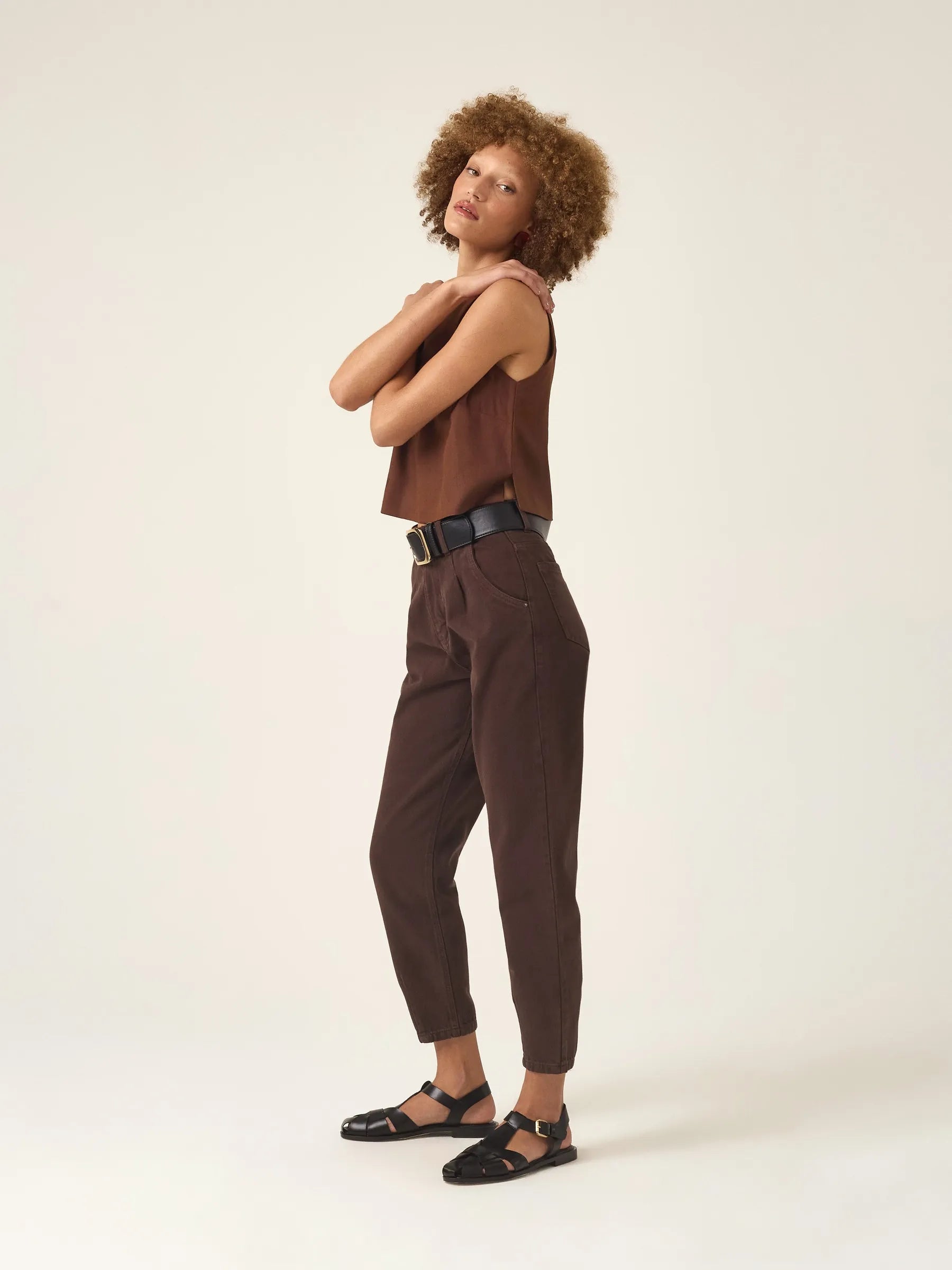 Calça Jeans Slouchy Cacau Marrom Escuro Café Eco Denim™. Compre online moda sustentável e atemporal na Minimadeia. Roupas femininas estilosas, básicas e sustentáveis. Foto produto ABR25 03B