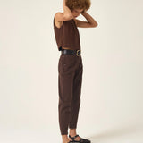 Calça Jeans Slouchy Cacau Marrom Escuro Café Eco Denim™. Compre online moda sustentável e atemporal na Minimadeia. Roupas femininas estilosas, básicas e sustentáveis. Foto produto ABR25 04