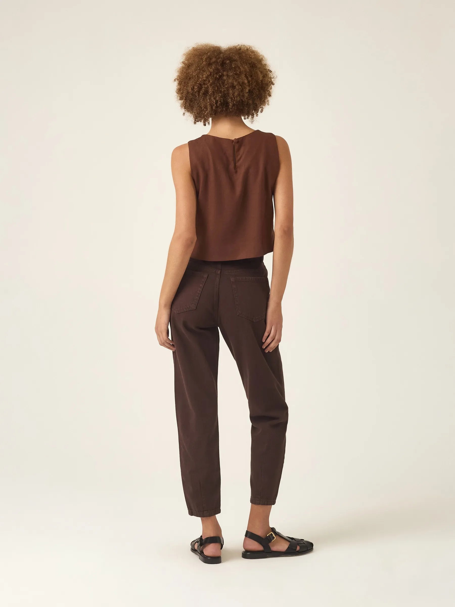 Calça Jeans Slouchy Cacau Marrom Escuro Café Eco Denim™. Compre online moda sustentável e atemporal na Minimadeia. Roupas femininas estilosas, básicas e sustentáveis. Foto produto ABR25 04B