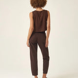 Calça Jeans Slouchy Cacau Marrom Escuro Café Eco Denim™. Compre online moda sustentável e atemporal na Minimadeia. Roupas femininas estilosas, básicas e sustentáveis. Foto produto ABR25 05