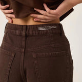 Calça Jeans Slouchy Cacau Marrom Escuro Café Eco Denim™. Compre online moda sustentável e atemporal na Minimadeia. Roupas femininas estilosas, básicas e sustentáveis. Foto produto ABR25 06