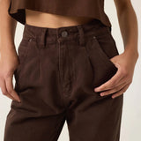 Calça Jeans Slouchy Cacau Marrom Escuro Café Eco Denim™. Compre online moda sustentável e atemporal na Minimadeia. Roupas femininas estilosas, básicas e sustentáveis. Foto produto ABR25 07