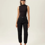 Calça Jeans Slouchy Cacau Preta Eco Denim™. Compre online moda sustentável e atemporal na Minimadeia, marca slow fashion de roupas femininas. Foto produto MAR26 01
