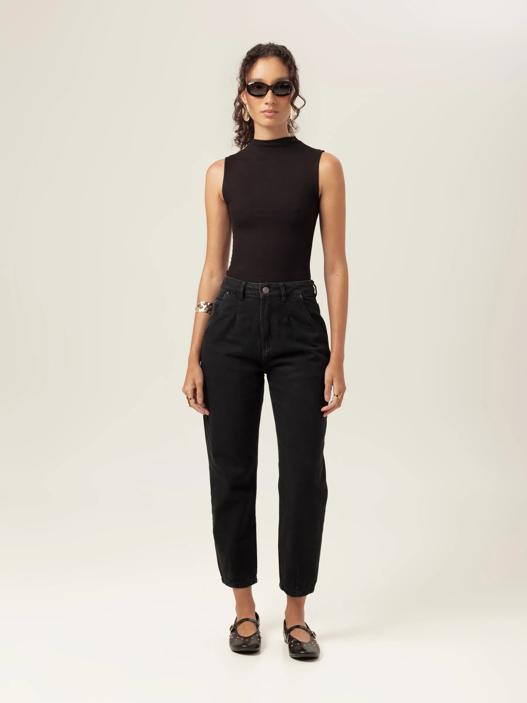 Calça Jeans Slouchy Cacau Preta Eco Denim™. Compre online moda sustentável e atemporal na Minimadeia, marca slow fashion de roupas femininas. Foto produto MAR26 01