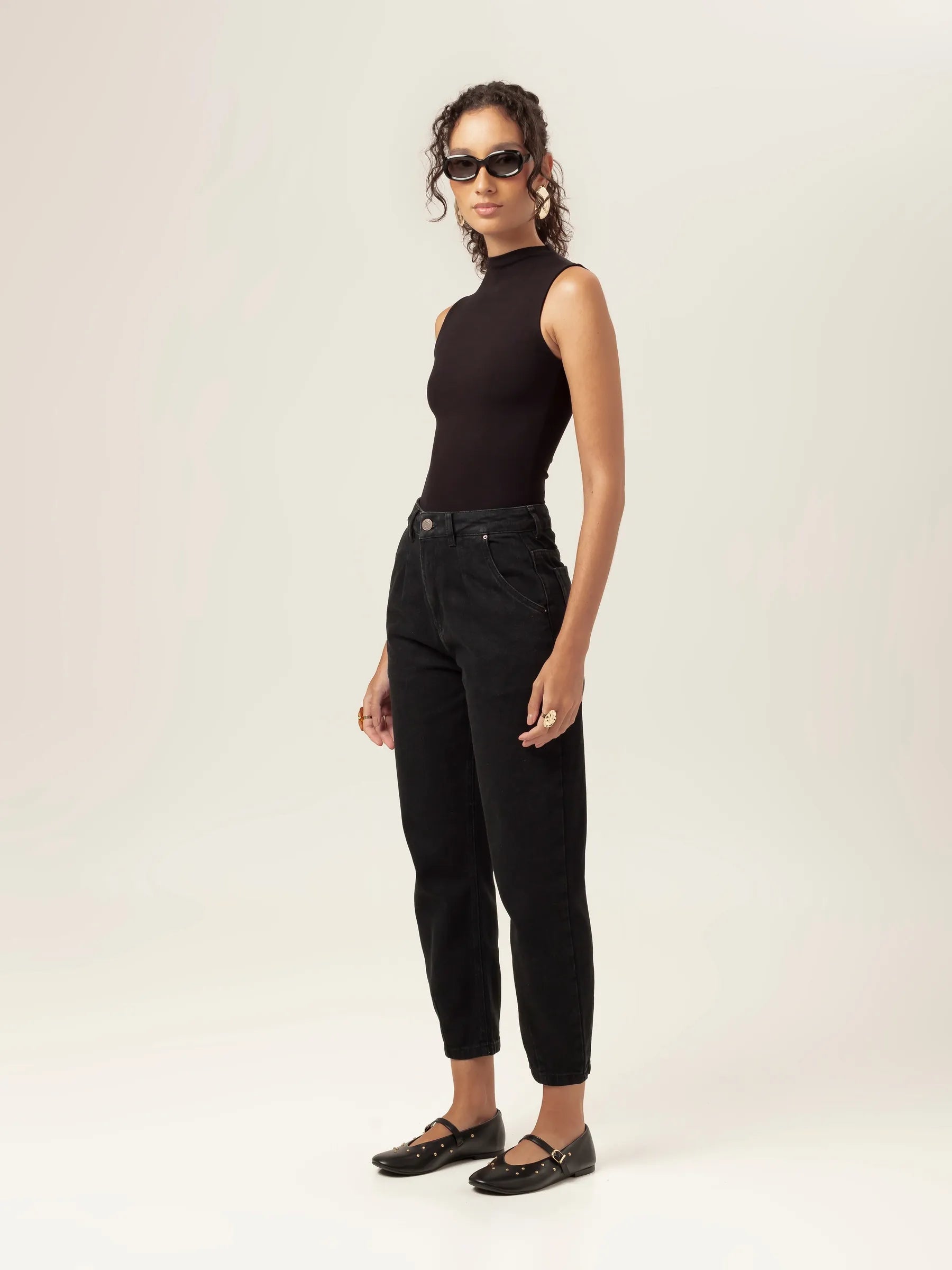 Calça Jeans Slouchy Cacau Preta Eco Denim™. Compre online moda sustentável e atemporal na Minimadeia, marca slow fashion de roupas femininas. Foto produto MAR26 03