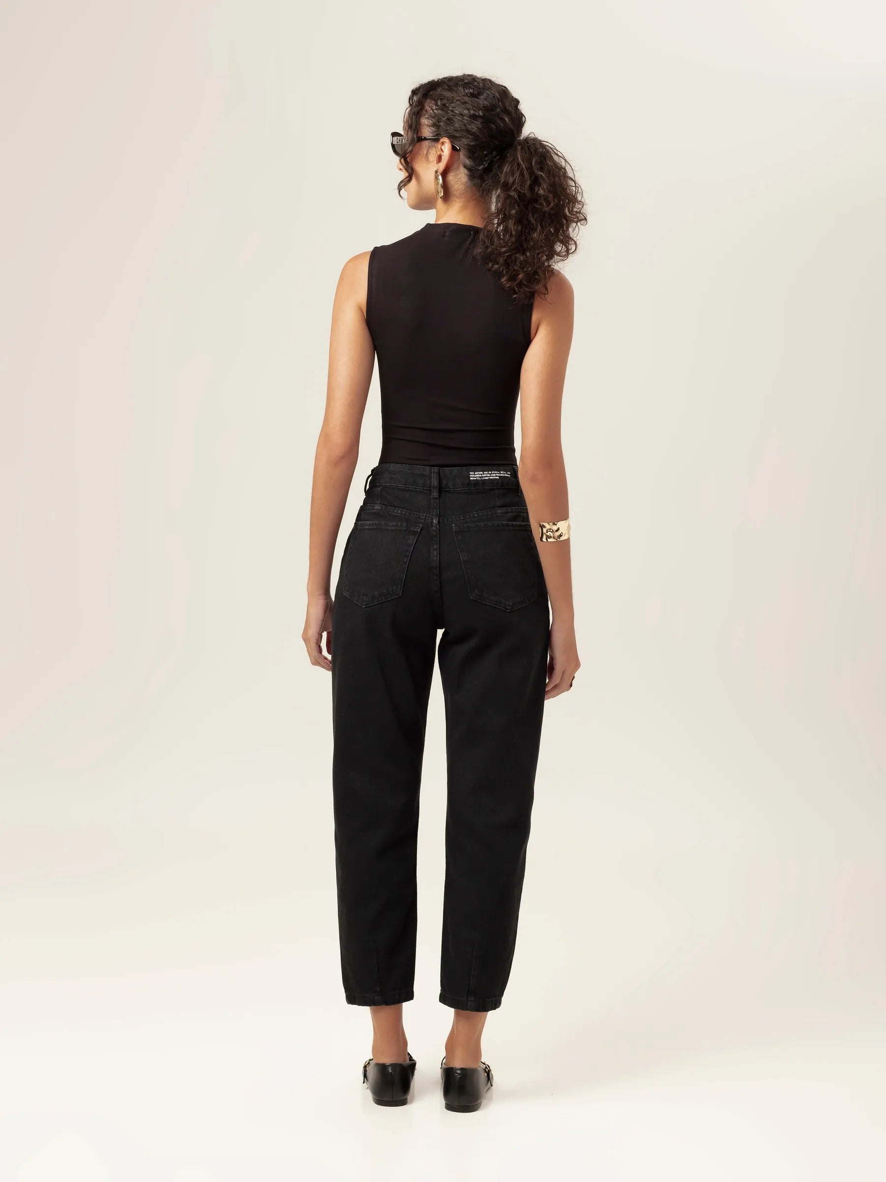 Calça Jeans Slouchy Cacau Preta Eco Denim™. Compre online moda sustentável e atemporal na Minimadeia, marca slow fashion de roupas femininas. Foto produto MAR26 04