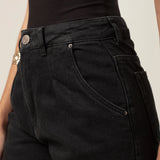 Calça Jeans Slouchy Cacau Preta Eco Denim™. Compre online moda sustentável e atemporal na Minimadeia, marca slow fashion de roupas femininas. Foto produto MAR26 09
