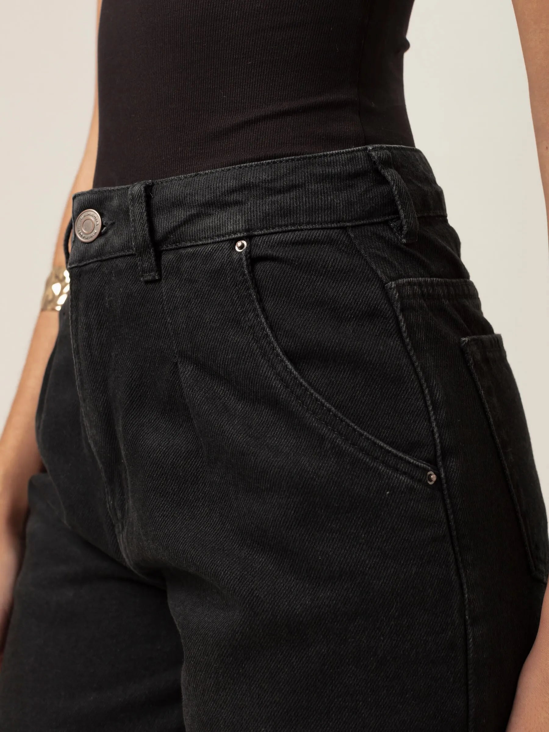 Calça Jeans Slouchy Cacau Preta Eco Denim™. Compre online moda sustentável e atemporal na Minimadeia, marca slow fashion de roupas femininas. Foto produto MAR26 09
