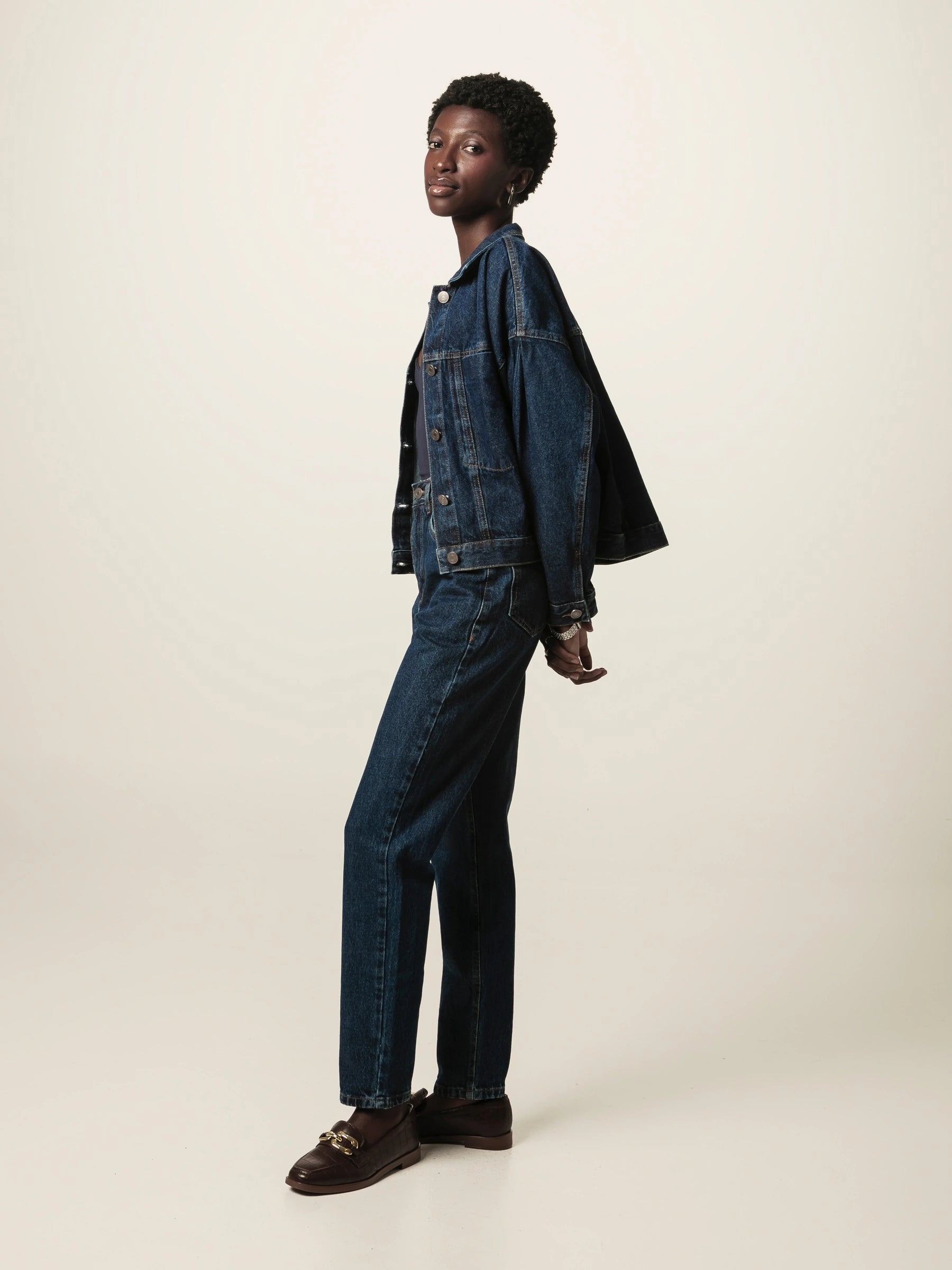 Jaqueta Jeans Oversized Andiroba Azul Escuro Eco Denim™. Compre online moda sustentável e atemporal na Minimadeia. Roupas femininas estilosas, básicas e sustentáveis. Foto produto JUN26 02