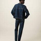 Jaqueta Jeans Oversized Andiroba Azul Escuro Eco Denim™. Compre online moda sustentável e atemporal na Minimadeia. Roupas femininas estilosas, básicas e sustentáveis. Foto produto JUN26 03
