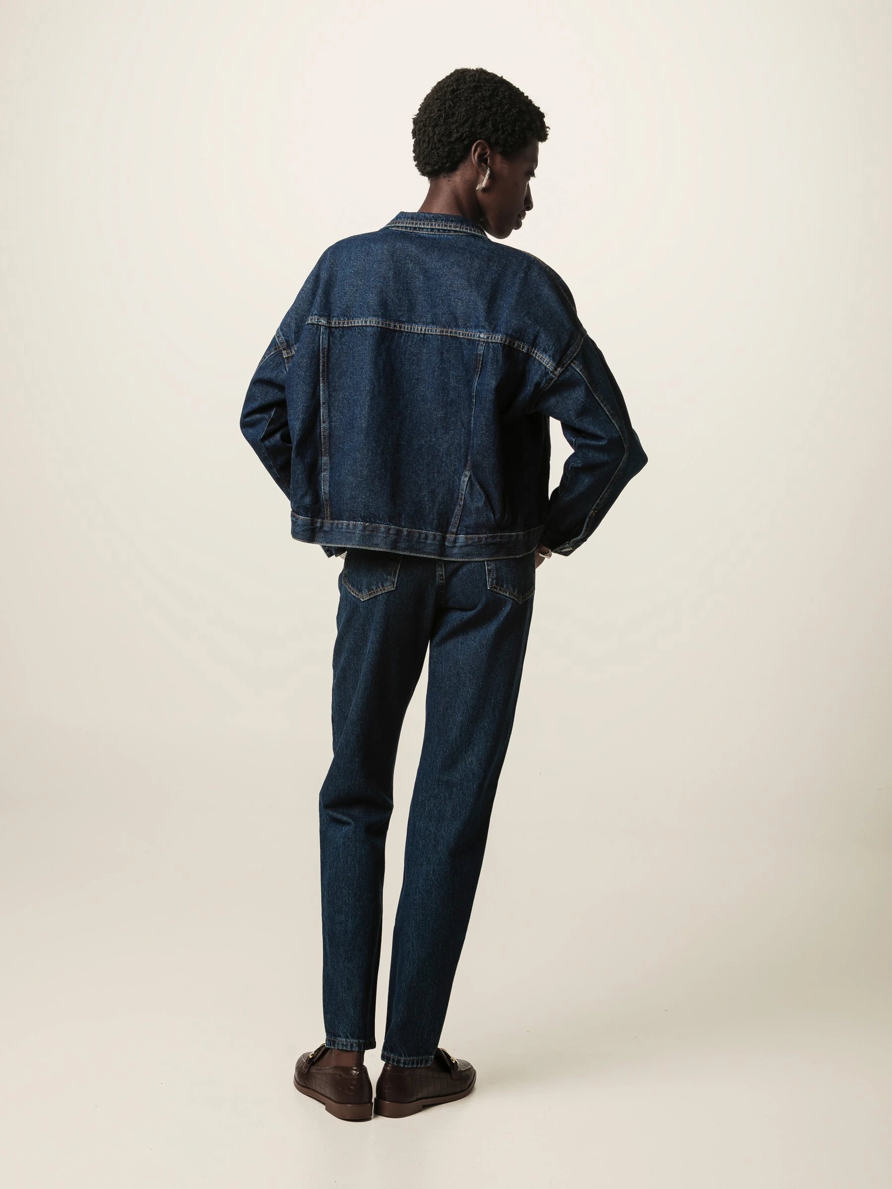 Jaqueta Jeans Oversized Andiroba Azul Escuro Eco Denim™. Compre online moda sustentável e atemporal na Minimadeia. Roupas femininas estilosas, básicas e sustentáveis. Foto produto JUN26 03