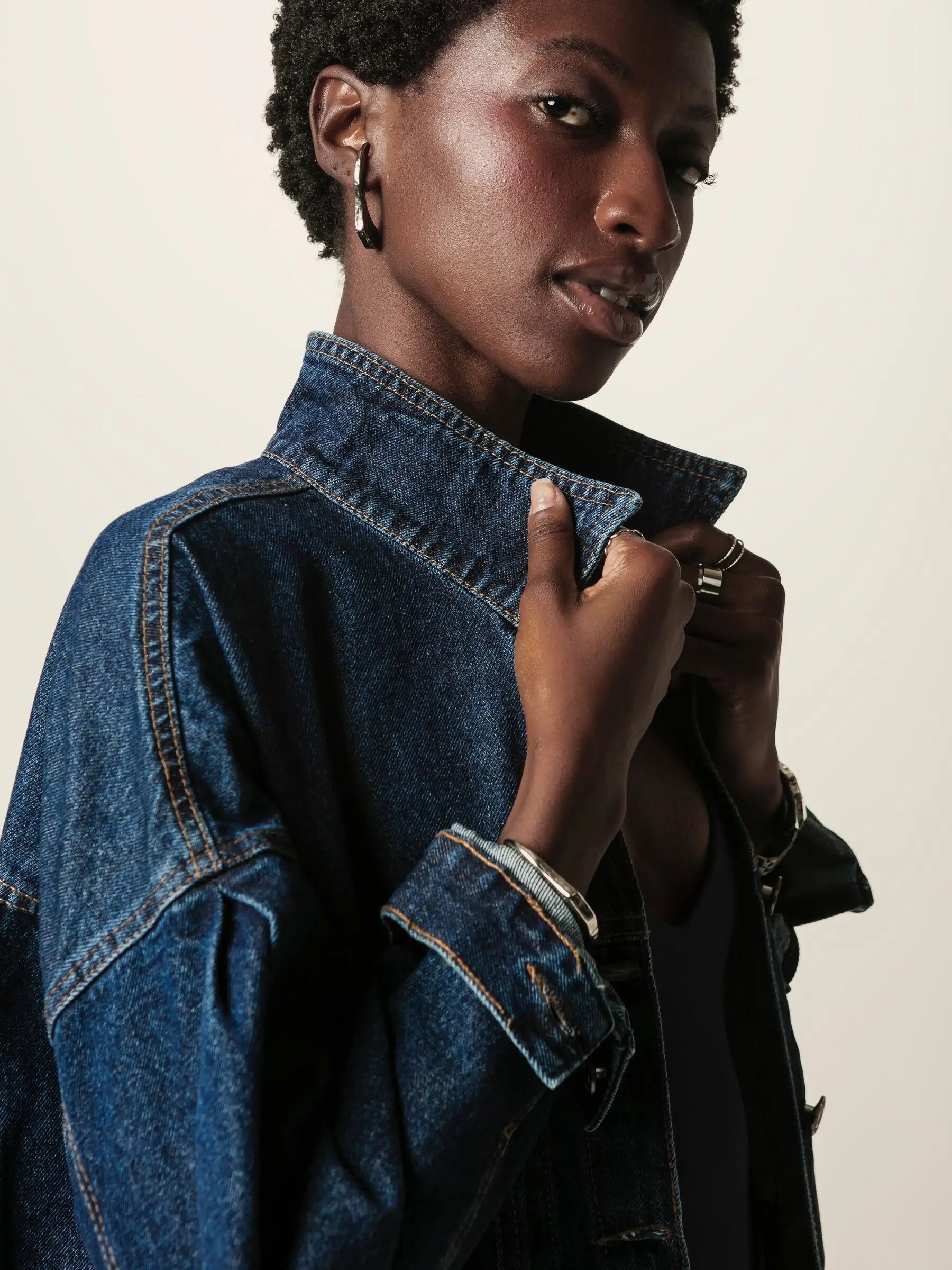 Jaqueta Jeans Oversized Andiroba Azul Escuro Eco Denim™. Compre online moda sustentável e atemporal na Minimadeia. Roupas femininas estilosas, básicas e sustentáveis. Foto produto JUN26 06