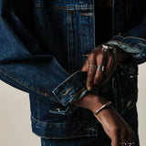 Jaqueta Jeans Oversized Andiroba Azul Escuro Eco Denim™. Compre online moda sustentável e atemporal na Minimadeia. Roupas femininas estilosas, básicas e sustentáveis. Foto produto JUN26 07