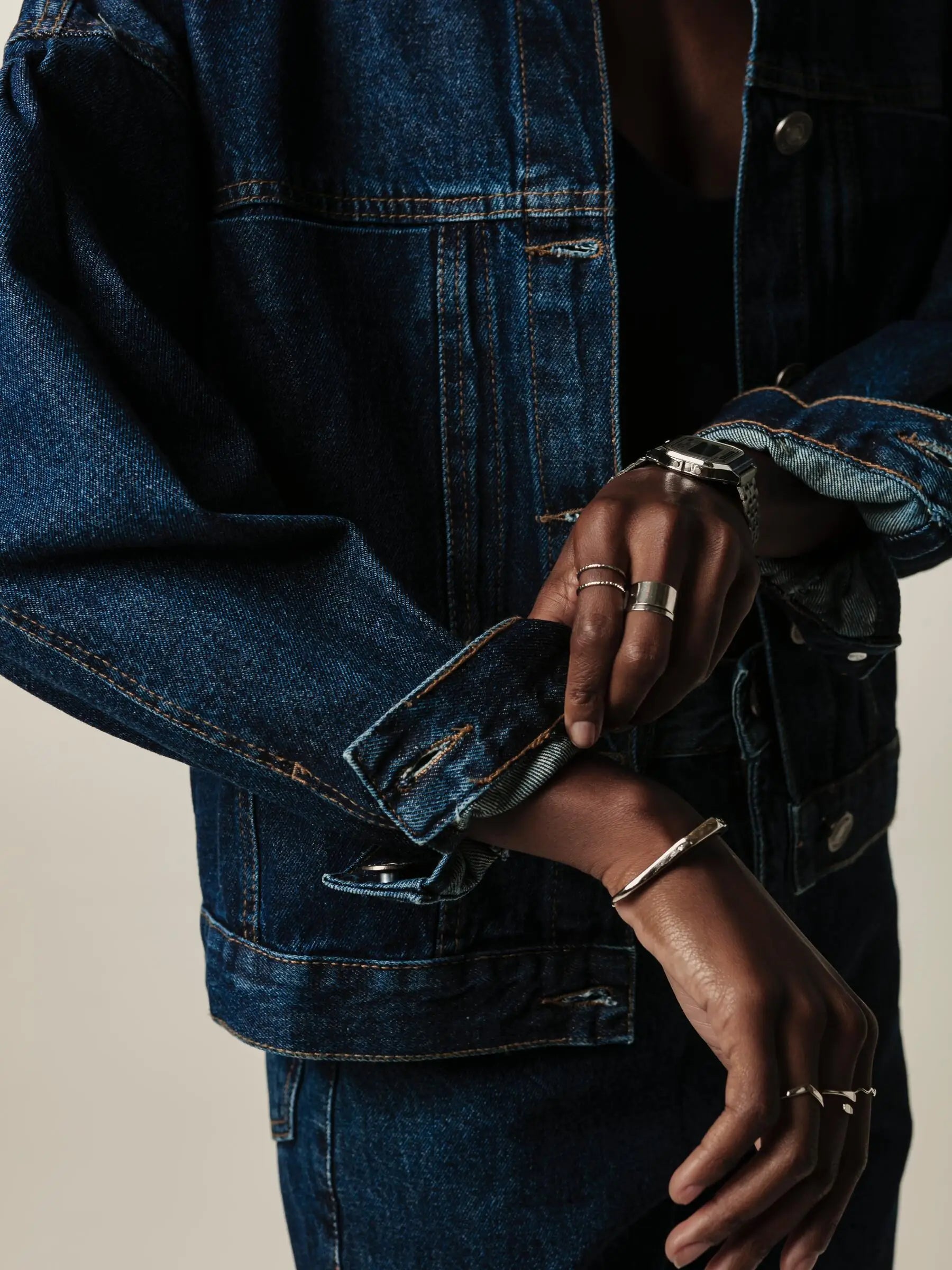 Jaqueta Jeans Oversized Andiroba Azul Escuro Eco Denim™. Compre online moda sustentável e atemporal na Minimadeia. Roupas femininas estilosas, básicas e sustentáveis. Foto produto JUN26 07