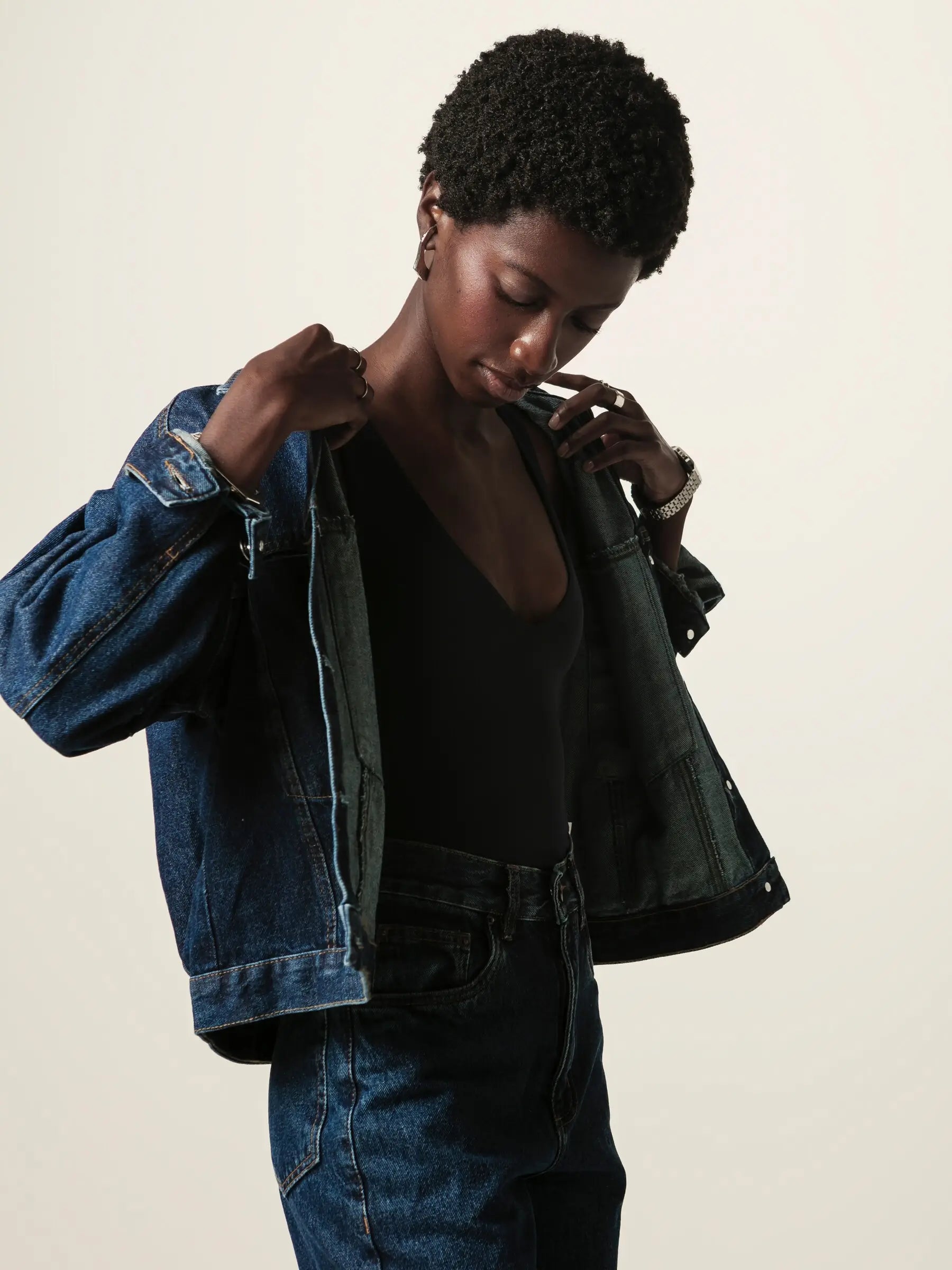 Jaqueta Jeans Oversized Andiroba Azul Escuro Eco Denim™. Compre online moda sustentável e atemporal na Minimadeia. Roupas femininas estilosas, básicas e sustentáveis. Foto produto JUN26 08