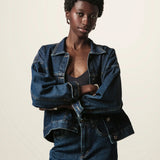 Jaqueta Jeans Oversized Andiroba Azul Escuro Eco Denim™. Compre online moda sustentável e atemporal na Minimadeia. Roupas femininas estilosas, básicas e sustentáveis. Foto produto JUN26 09