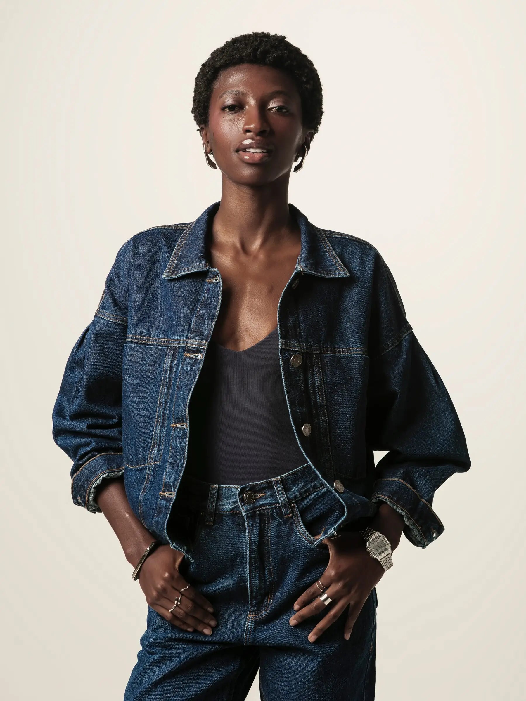 Jaqueta Jeans Oversized Andiroba Azul Escuro Eco Denim™. Compre online moda sustentável e atemporal na Minimadeia. Roupas femininas estilosas, básicas e sustentáveis. Foto produto JUN26 10