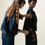 Jaqueta Jeans Oversized Andiroba Azul Escuro Eco Denim™. Compre online moda sustentável e atemporal na Minimadeia. Roupas femininas estilosas, básicas e sustentáveis. Foto produto JUN26 12