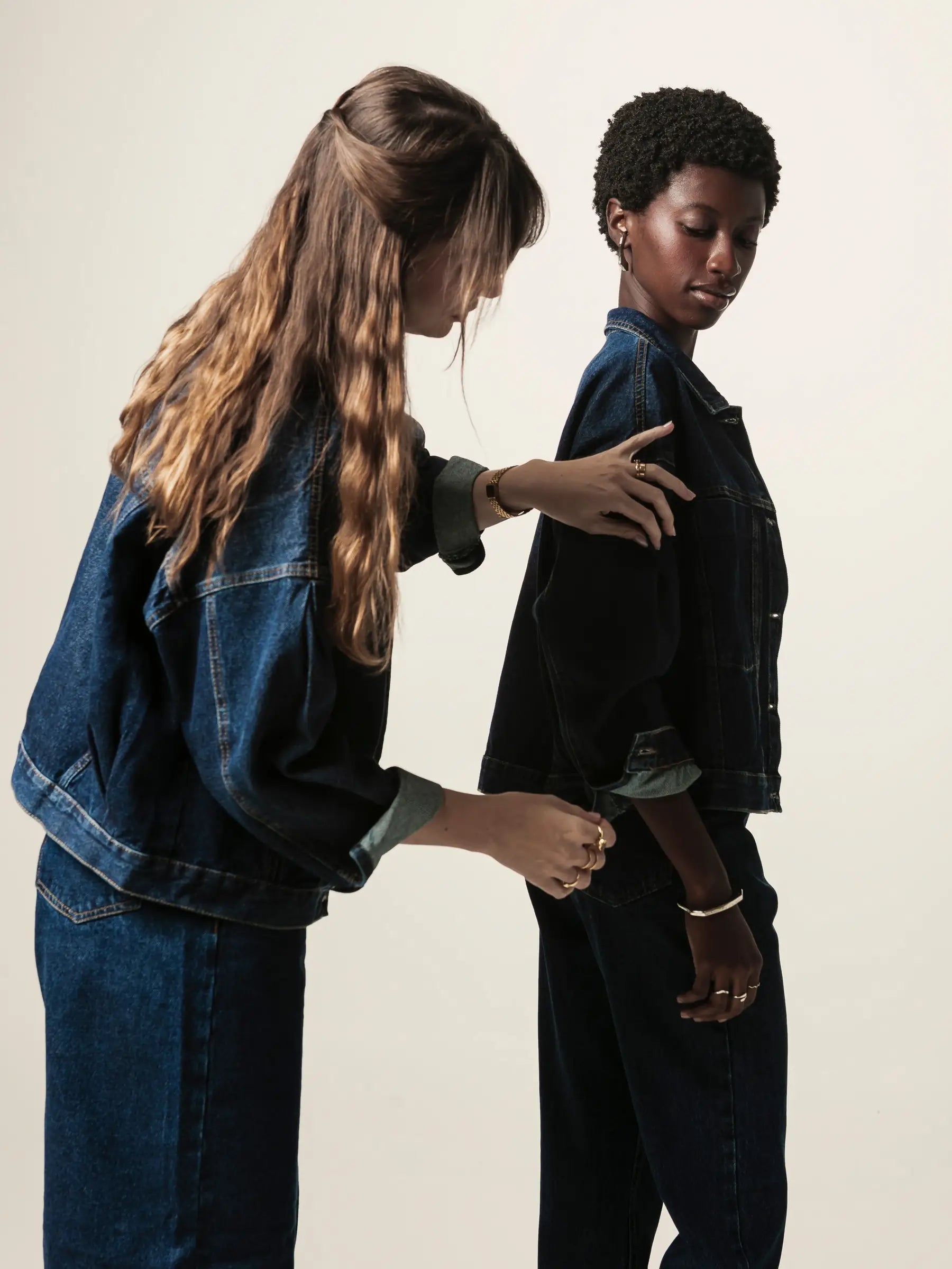 Jaqueta Jeans Oversized Andiroba Azul Escuro Eco Denim™. Compre online moda sustentável e atemporal na Minimadeia. Roupas femininas estilosas, básicas e sustentáveis. Foto produto JUN26 12