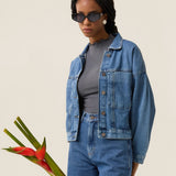 Jaqueta Jeans Oversized Andiroba Azul Médio Eco Denim™. Compre online moda sustentável e atemporal na Minimadeia. Roupas femininas estilosas, básicas e sustentáveis. Foto produto 01