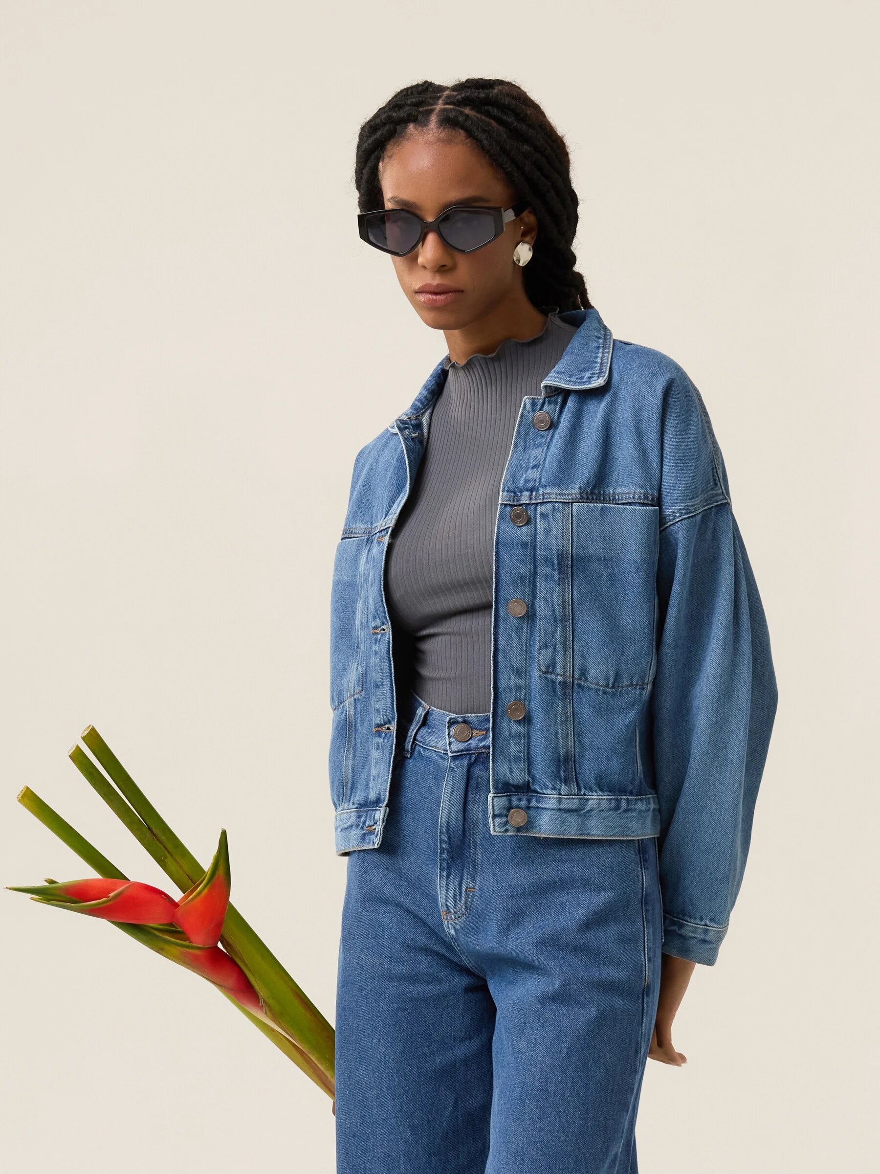 Jaqueta Jeans Oversized Andiroba Azul Médio Eco Denim™. Compre online moda sustentável e atemporal na Minimadeia. Roupas femininas estilosas, básicas e sustentáveis. Foto produto 01