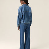 Jaqueta Jeans Oversized Andiroba Azul Médio Eco Denim™. Compre online moda sustentável e atemporal na Minimadeia. Roupas femininas estilosas, básicas e sustentáveis. Foto produto 03