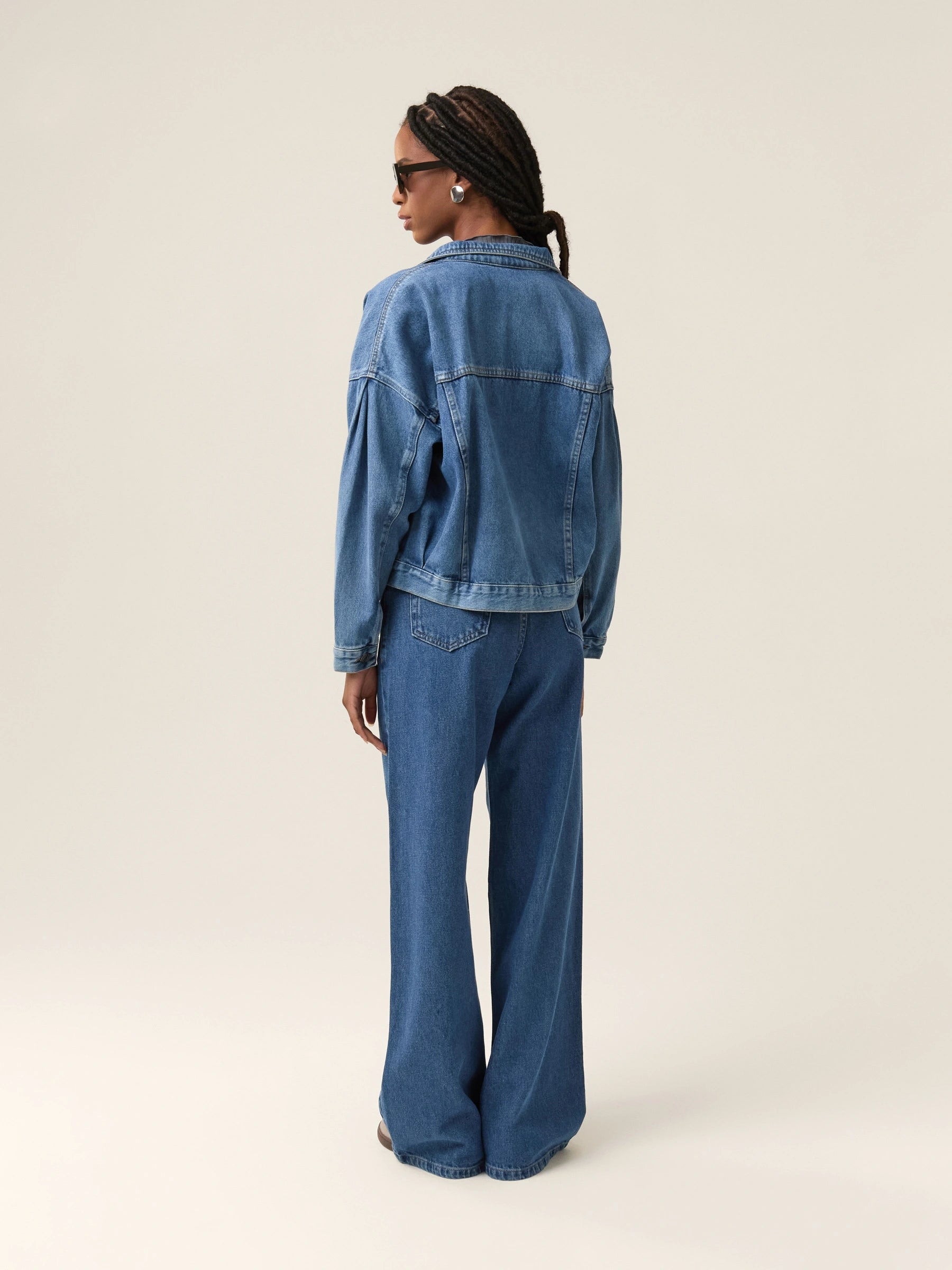 Jaqueta Jeans Oversized Andiroba Azul Médio Eco Denim™. Compre online moda sustentável e atemporal na Minimadeia. Roupas femininas estilosas, básicas e sustentáveis. Foto produto 03