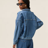 Jaqueta Jeans Oversized Andiroba Azul Médio Eco Denim™. Compre online moda sustentável e atemporal na Minimadeia. Roupas femininas estilosas, básicas e sustentáveis. Foto produto 04