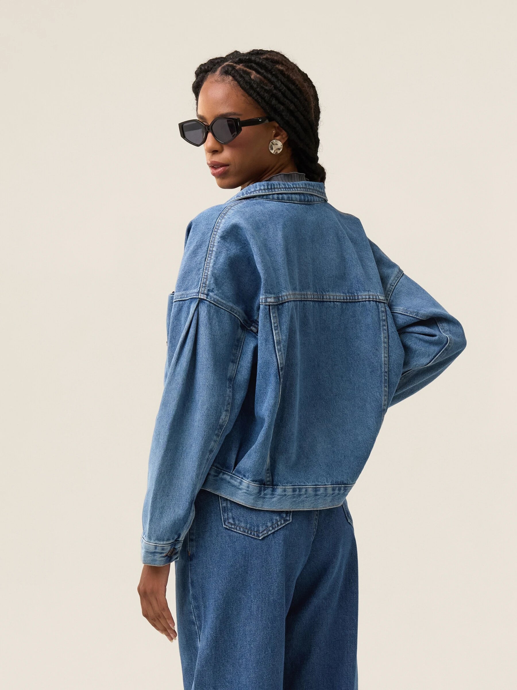 Jaqueta Jeans Oversized Andiroba Azul Médio Eco Denim™. Compre online moda sustentável e atemporal na Minimadeia. Roupas femininas estilosas, básicas e sustentáveis. Foto produto 04