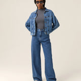 Jaqueta Jeans Oversized Andiroba Azul Médio Eco Denim™. Compre online moda sustentável e atemporal na Minimadeia. Roupas femininas estilosas, básicas e sustentáveis. Foto produto 06