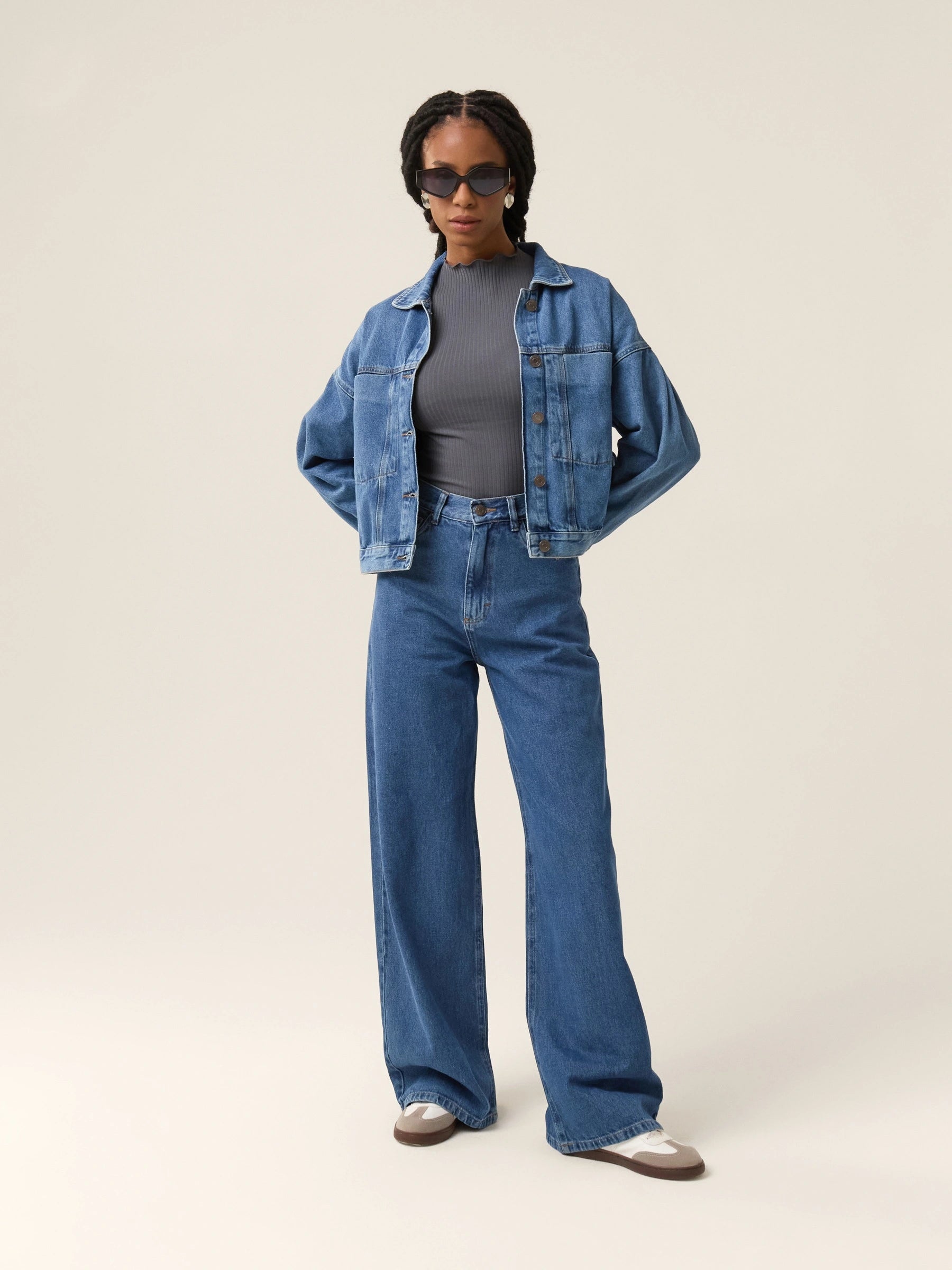 Jaqueta Jeans Oversized Andiroba Azul Médio Eco Denim™. Compre online moda sustentável e atemporal na Minimadeia. Roupas femininas estilosas, básicas e sustentáveis. Foto produto 06