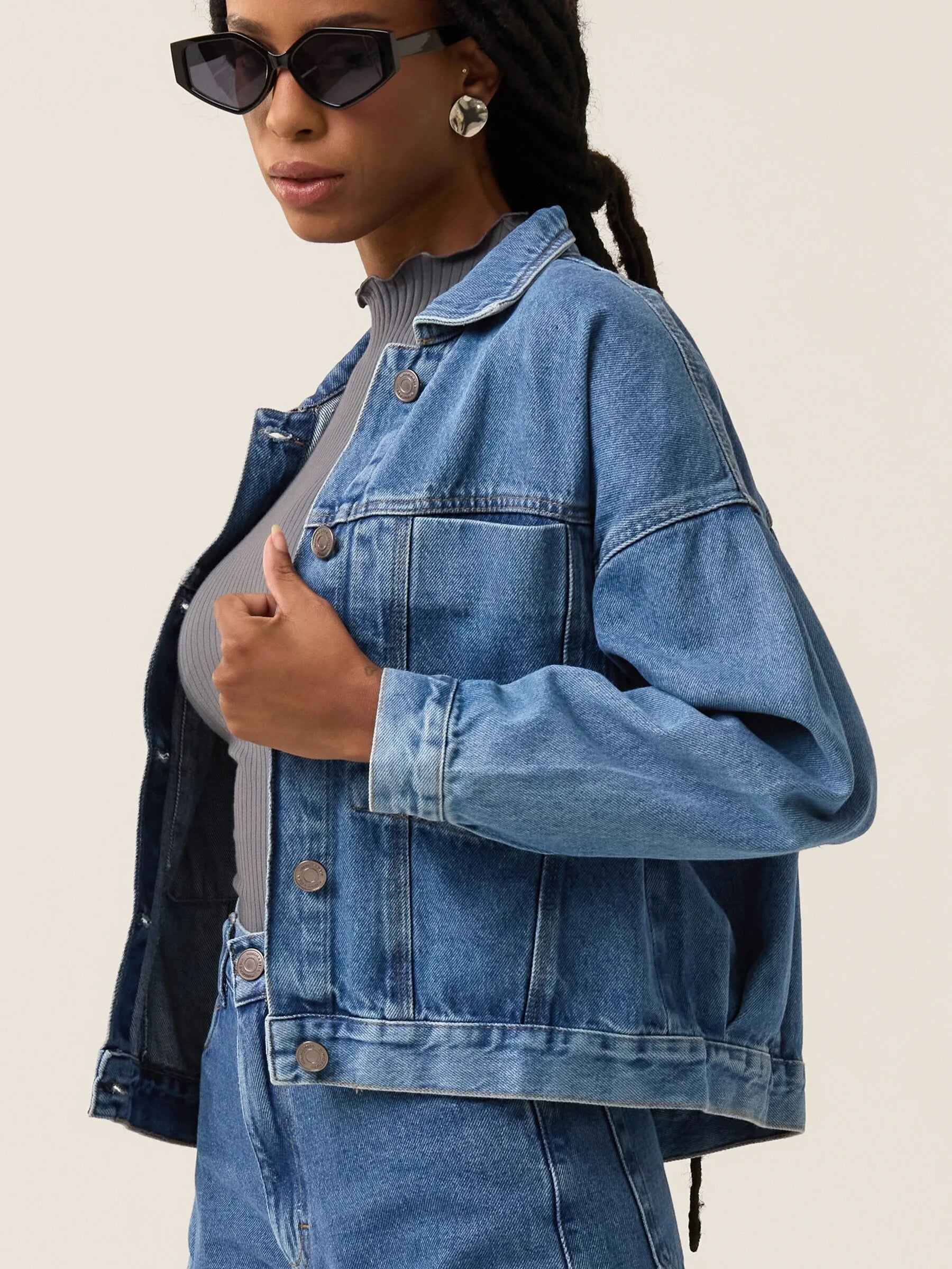 Jaqueta Jeans Oversized Andiroba Azul Médio Eco Denim™. Compre online moda sustentável e atemporal na Minimadeia. Roupas femininas estilosas, básicas e sustentáveis. Foto produto 07